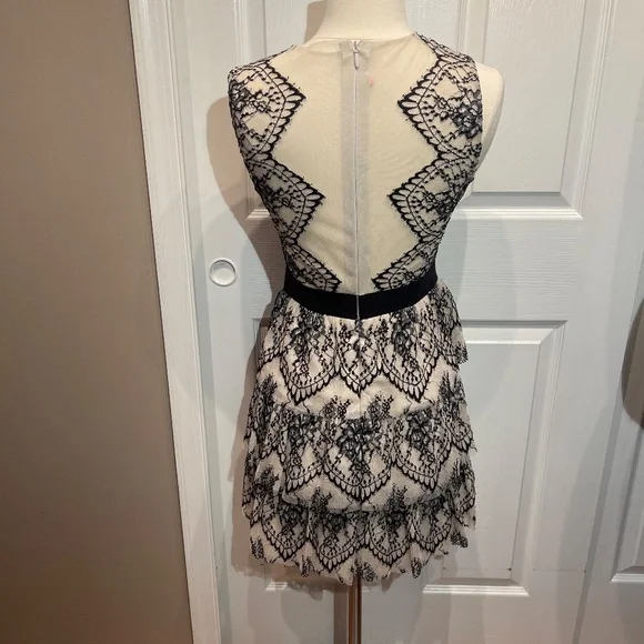 BCBG Maxazaria ivory / black size 2 dress - Picture 2 of 5